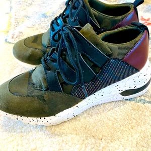 Time & Tru sneakers 9.5M